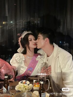 Ảnh bìa của Khoảng Cách 8 Tuổi