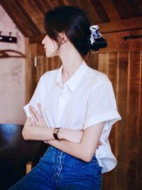 Ảnh bìa của Giữa Chúng Ta Là Một Người Khác