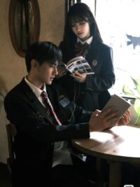 Ảnh bìa của Hai Thế Giới