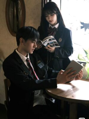 Ảnh bìa của Hai Thế Giới