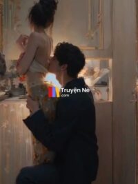 Ảnh bìa của Người Phụ Nữ Bí Ẩn Đằng Sau Cánh Cửa