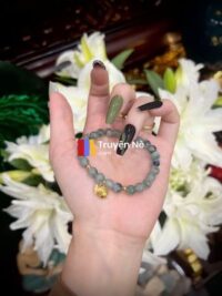 Ảnh bìa của Bí Mật Trong Ngôi Nhà Hai Tầng