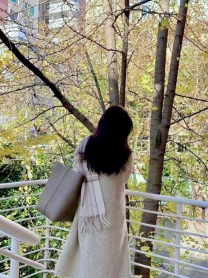 Ảnh bìa của Hoa Hồng Và Gai